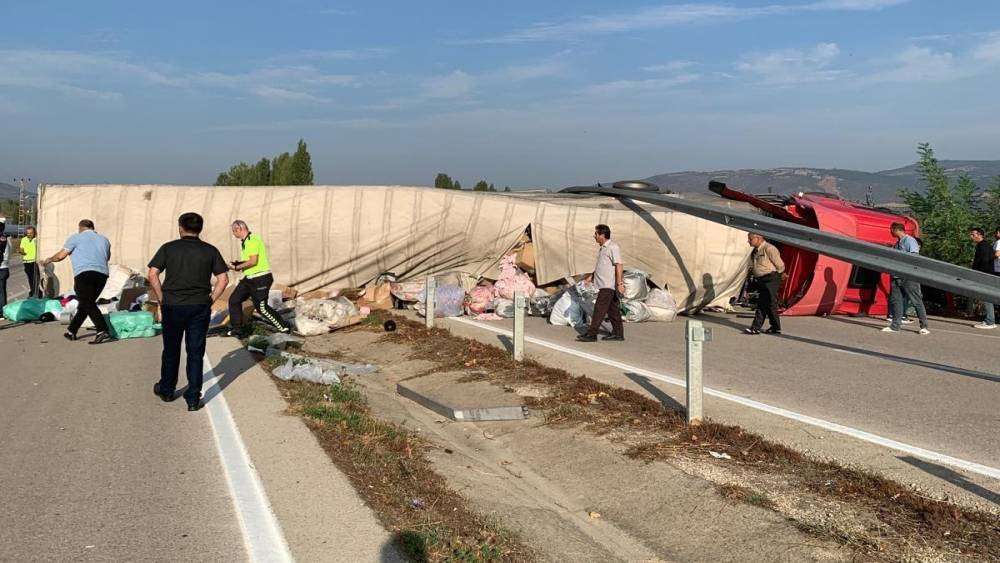 Geri geri dikkatsizce yola çıkan tankere tır çarptı: Kaza anı kamerada
