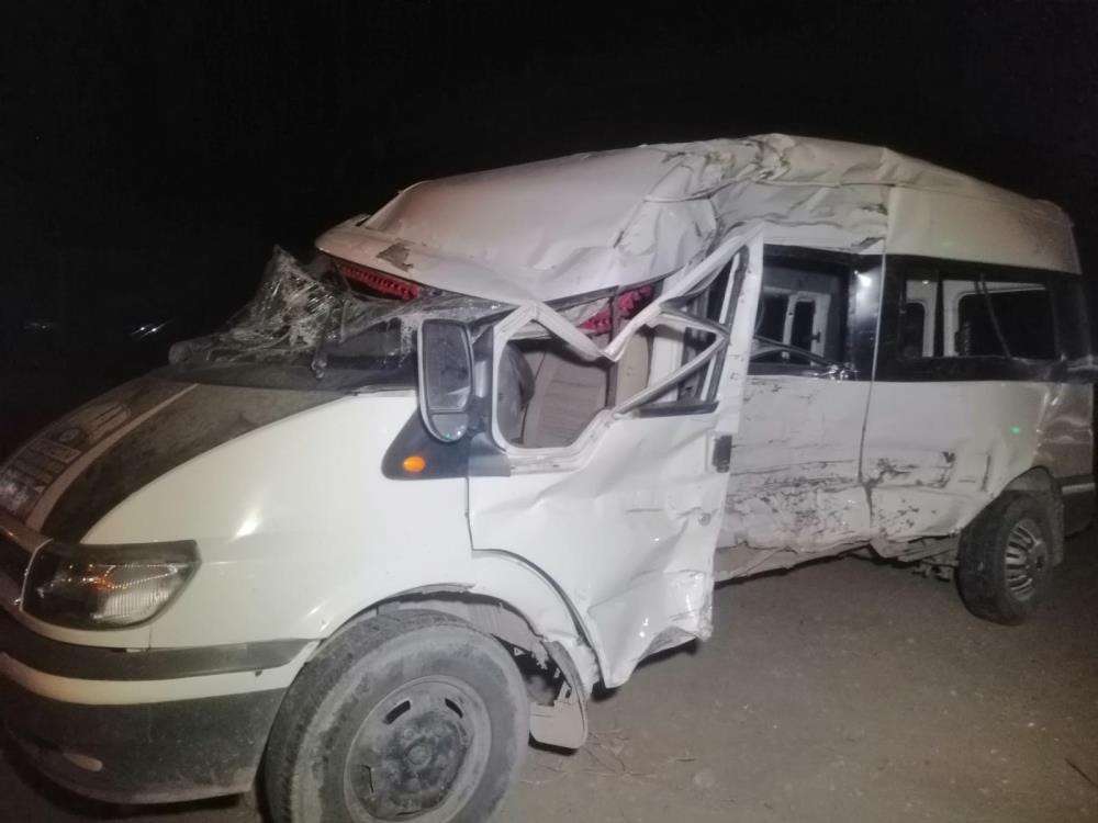 Tarım işçilerini taşıyan minibüse tır çarptı: 5'i ağır 19 yaralı