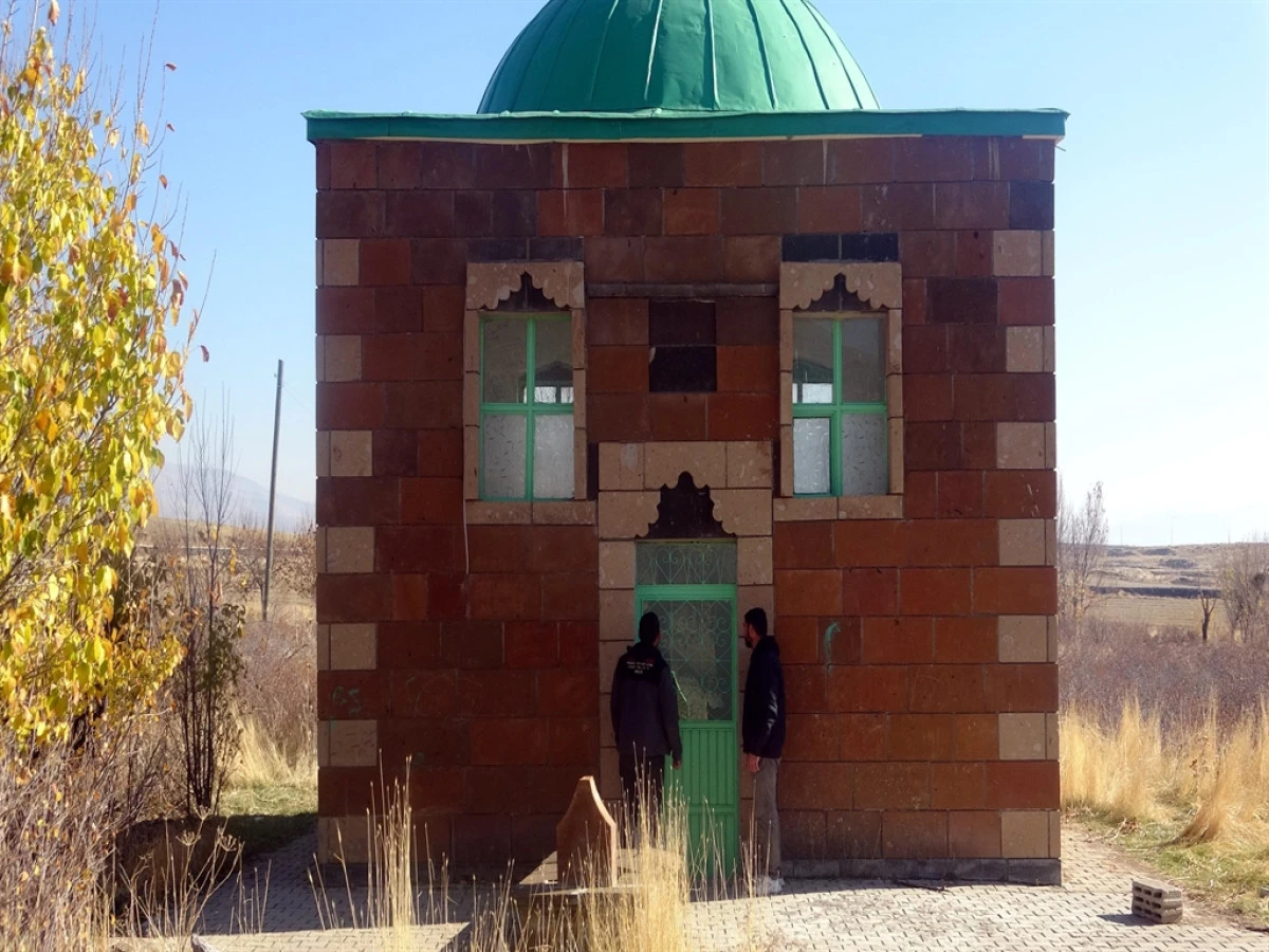 600 Yıllık Haydar Baba Mezarlığı Defineciler Tarafından Talan Edildi