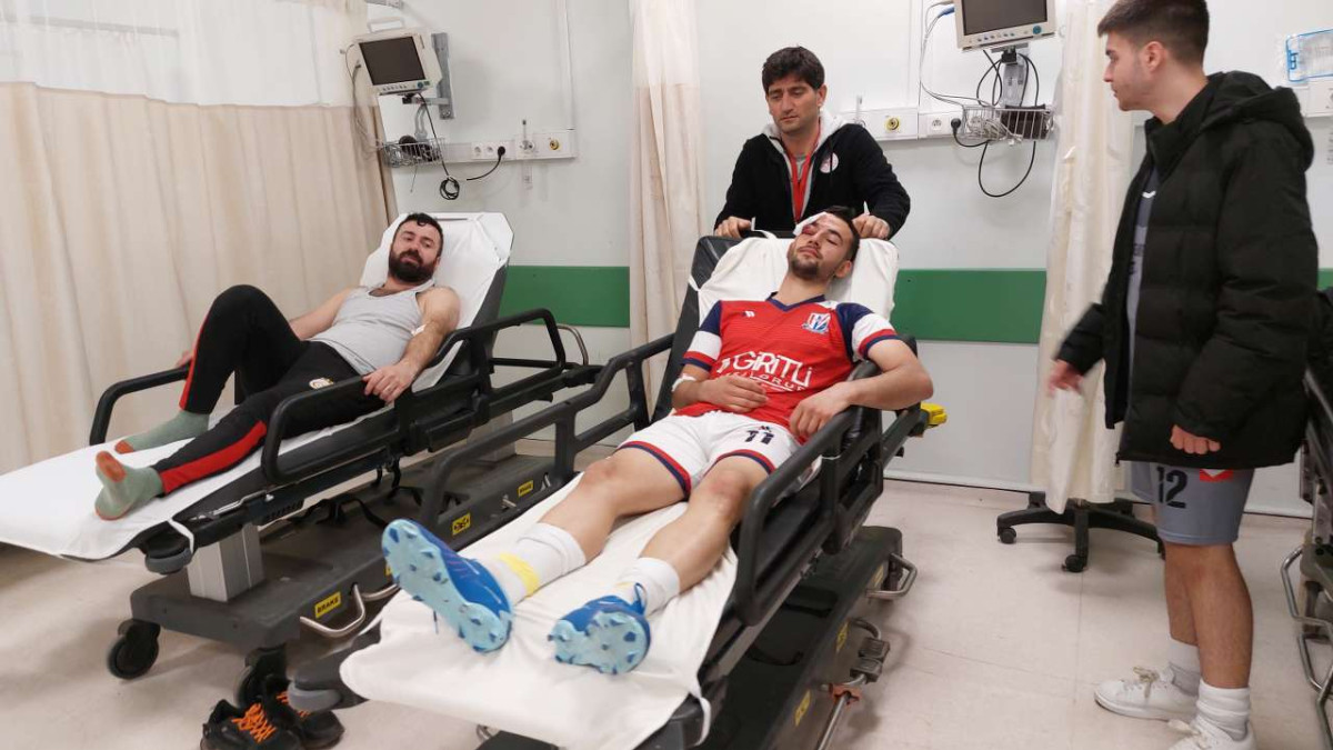 Amatör maçta havada çarpışan futbolcular kanlar içinde kalarak hastanelik oldu