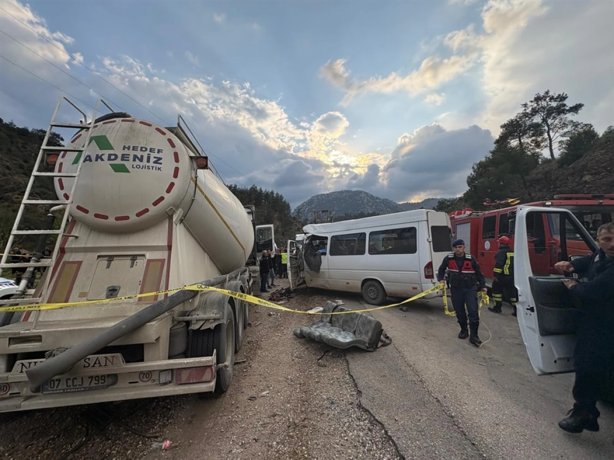 Antalya&rsquo;da Trafik Kazası: 7 Kişi Hayatını Kaybetti 