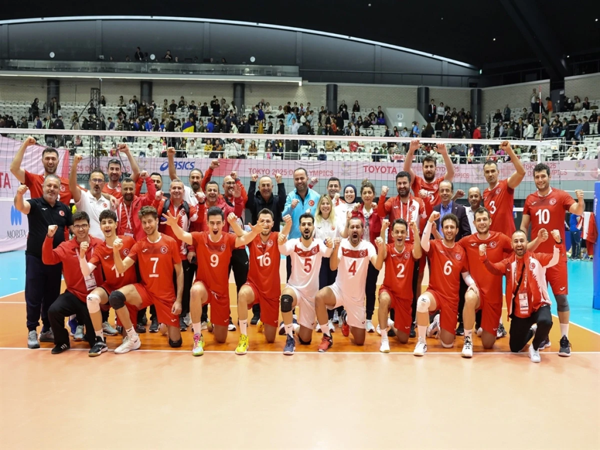 Eski Bakan Mevlüt Çavuşoğlu’ndan Ay-Yıldızlı sporculara destek