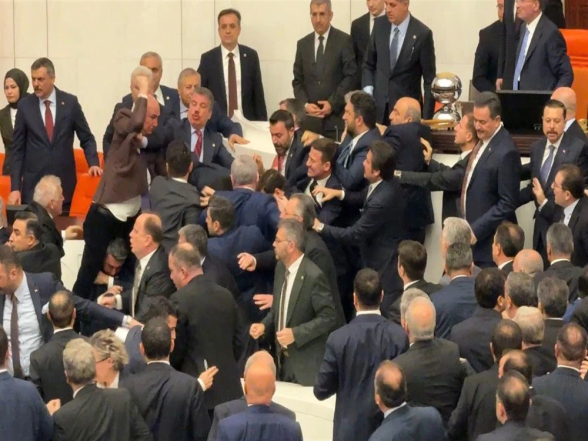 GAZİ MECLİS&rsquo;TE KAOS! YEMİN T&Ouml;RENİNDE YUMRUKLAR KONUŞTU