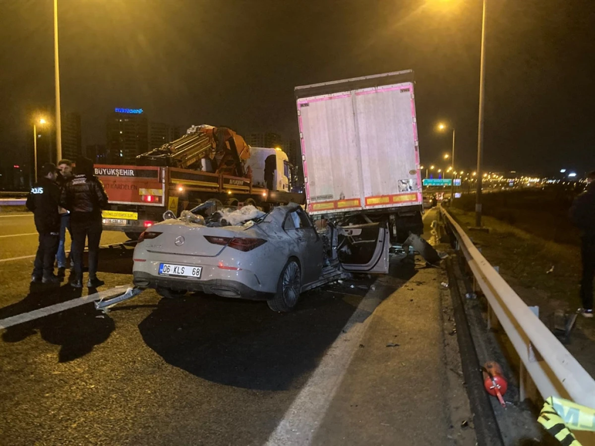 “Gece Yarısı Feci Çarpışma: Otomobil TIR’a Girdi, İki Kişi Yaşamını Yitirdi”