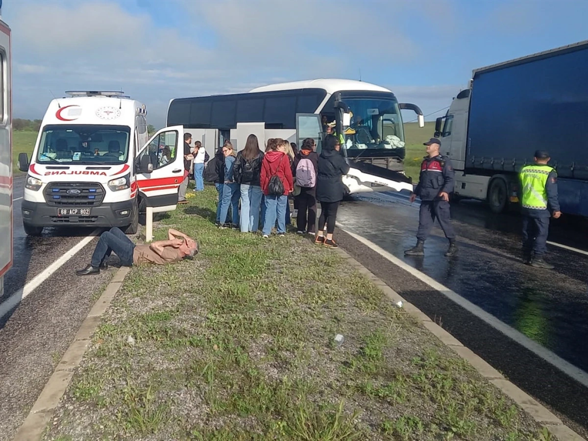 Gezi Yolculuğu Kazayla Sonu&ccedil;landı: 16 Yaralı