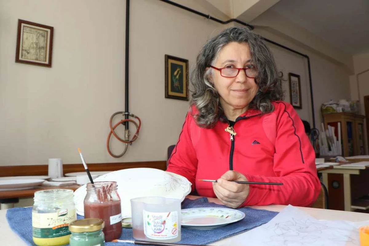 Kazanın izlerini &ccedil;ini fır&ccedil;asıyla siliyor