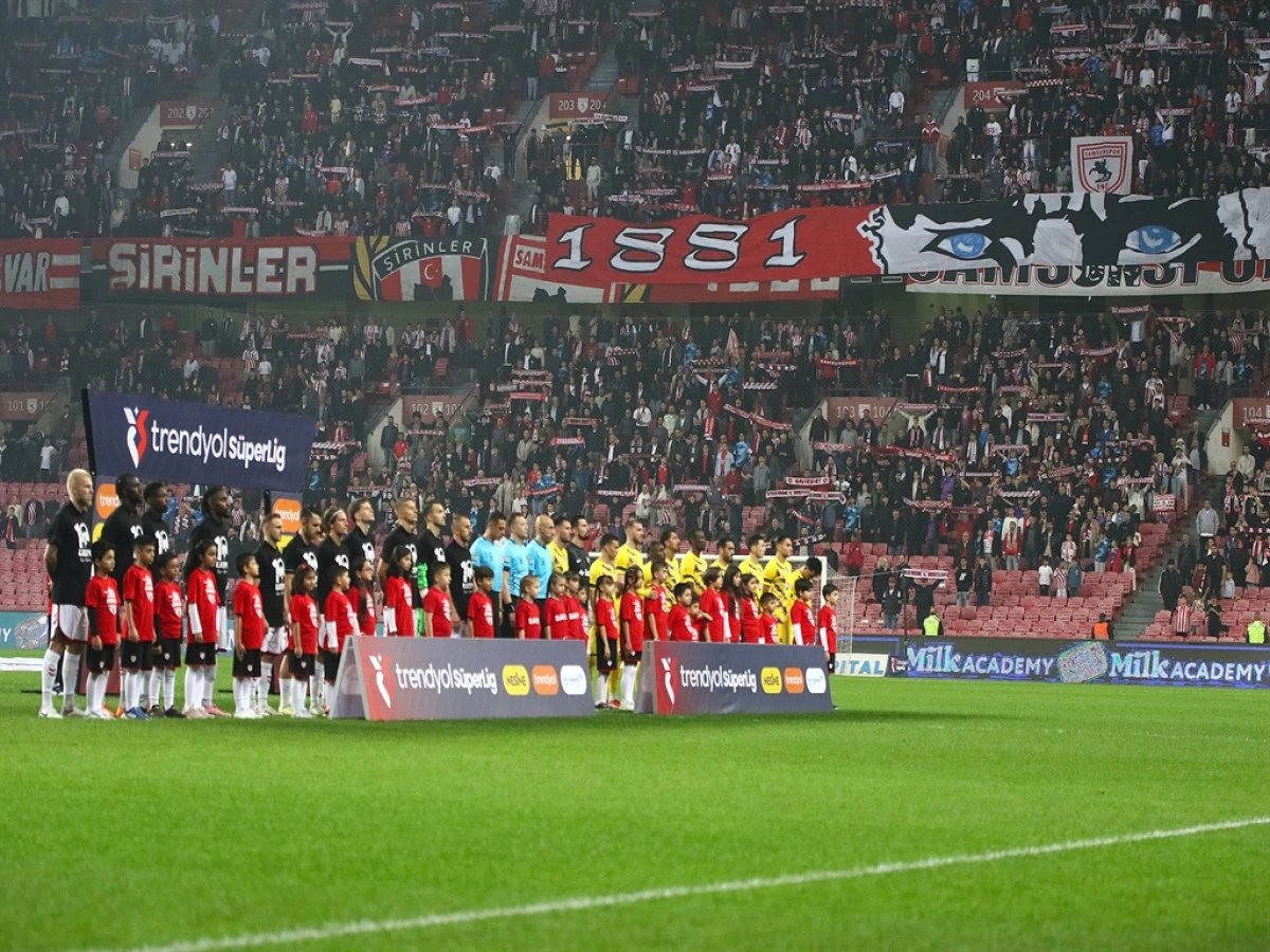 Kırmızı-Beyazlılarda Alarm Seviyesi Y&uuml;kseldi: Kanatlar Boşaldı