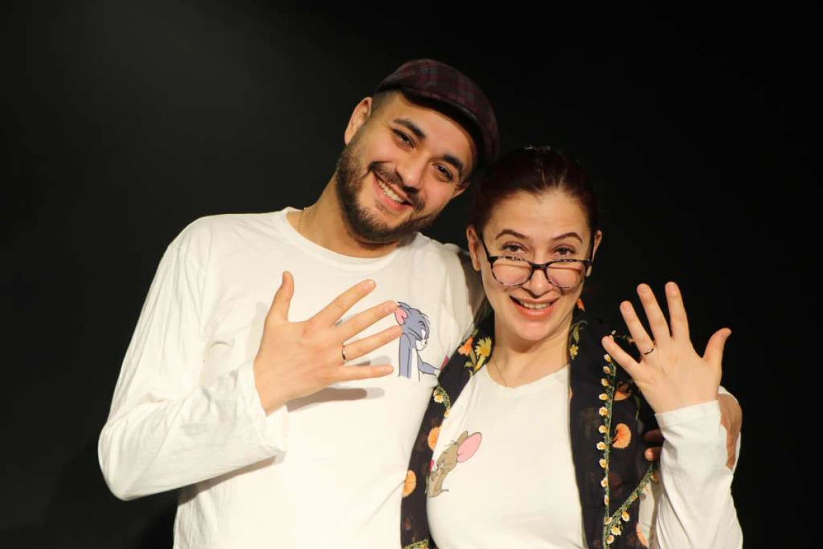 Nişanlarında tiyatro g&ouml;sterisi yaptılar; 40 yıl sonraki hallerini canlandırdılar