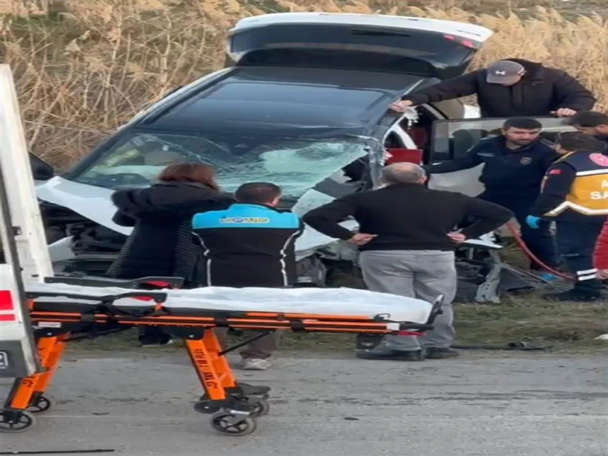 Otomobille TIR çarpıştı; estetik doktoru öldü, 5 kişi yaralandı