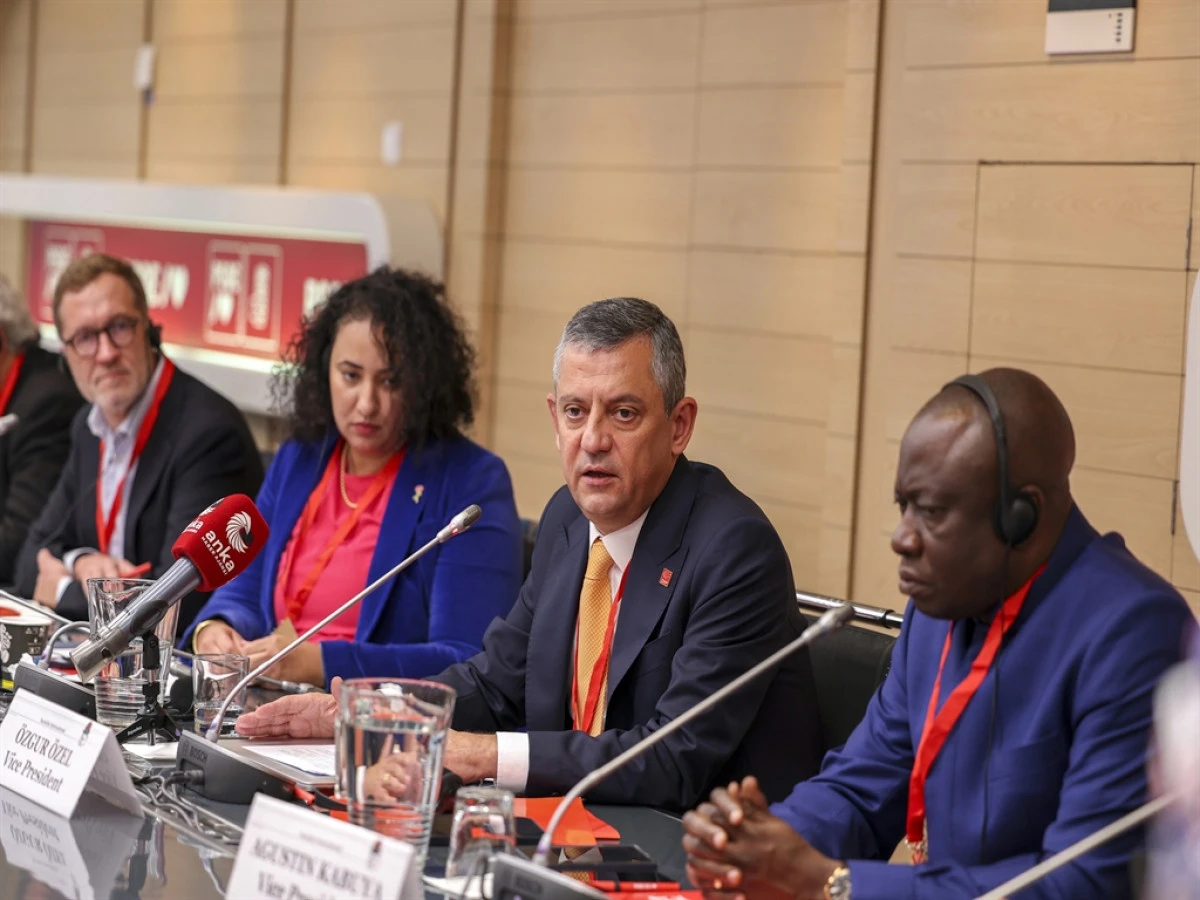 Özel’den Brüksel çağrısı: “Demokrasi mücadelesi sınır tanımayacak”