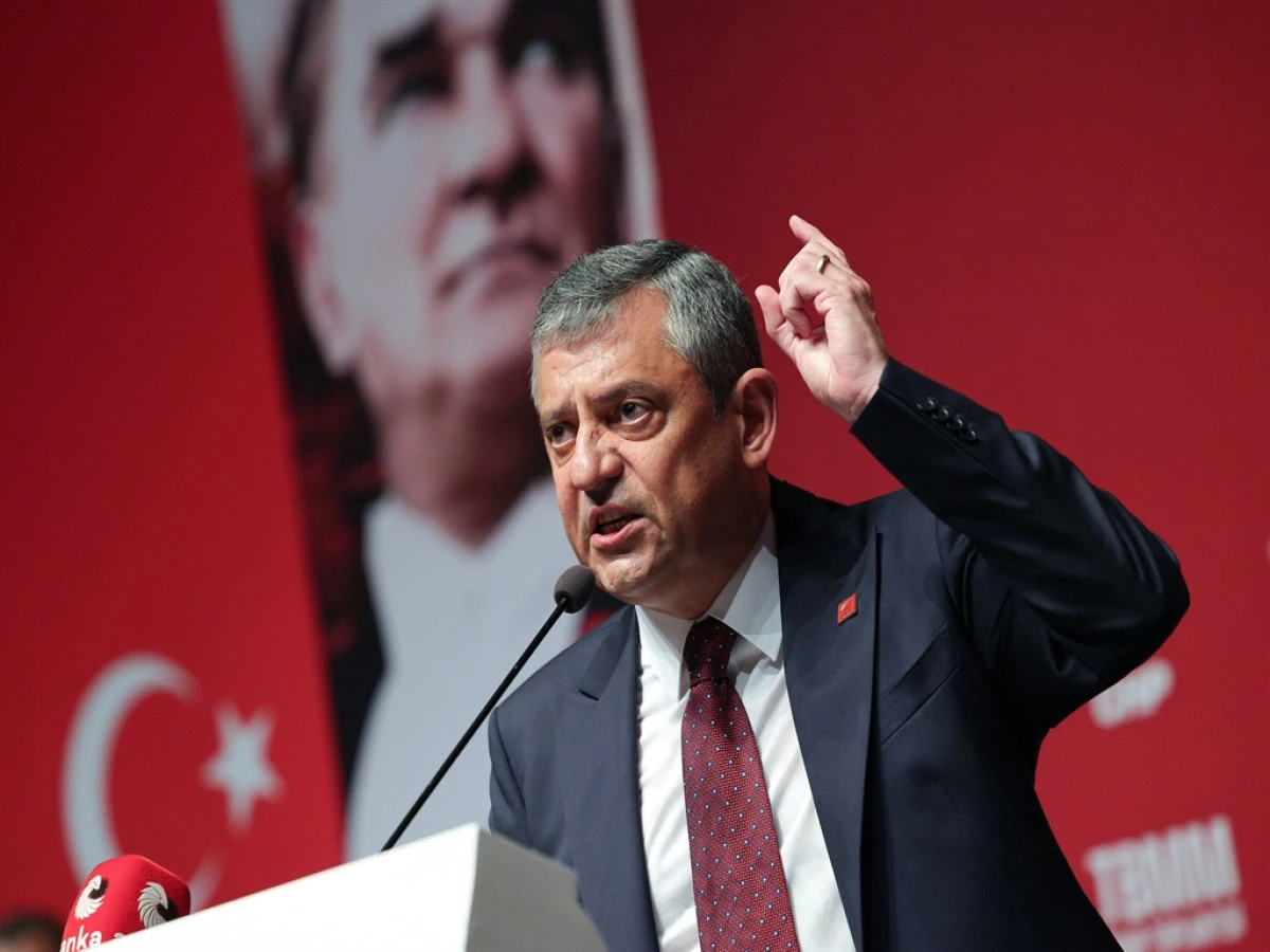 &Ouml;zg&uuml;r &Ouml;zel: Bu millet &ccedil;aresiz değildir, se&ccedil;eneksiz değildir