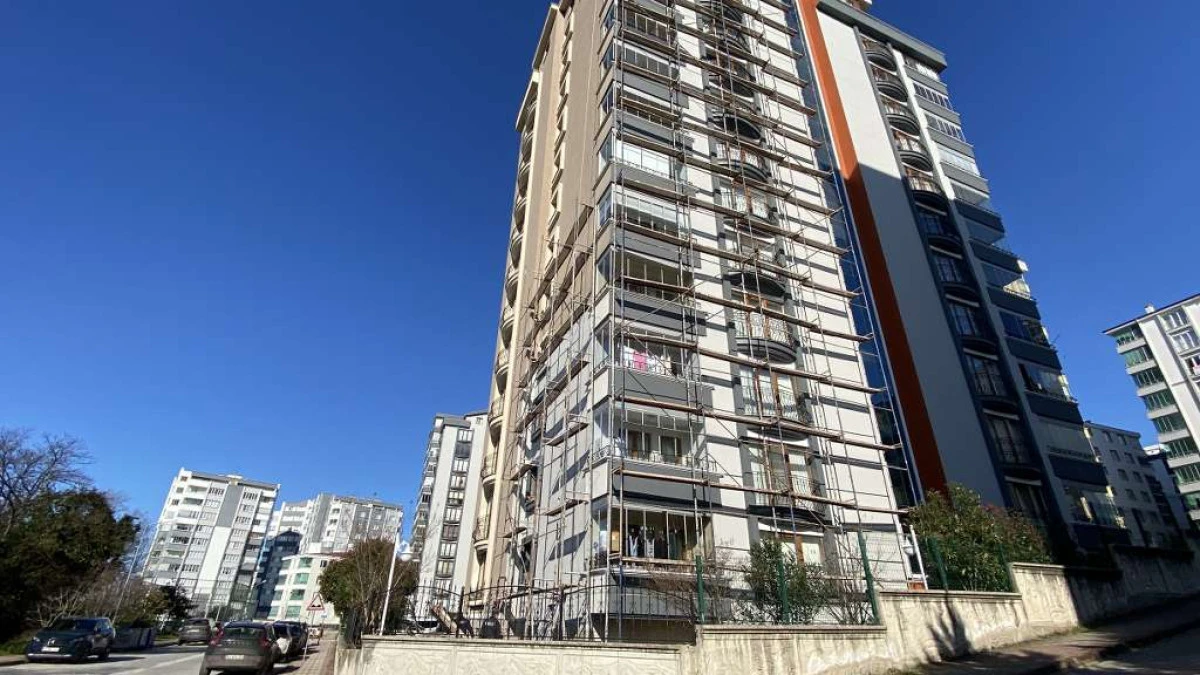 Samsun'da boya yaparken belindeki halat kopunca 3&rsquo;&uuml;nc&uuml; kattan d&uuml;ş&uuml;p, yaralandı