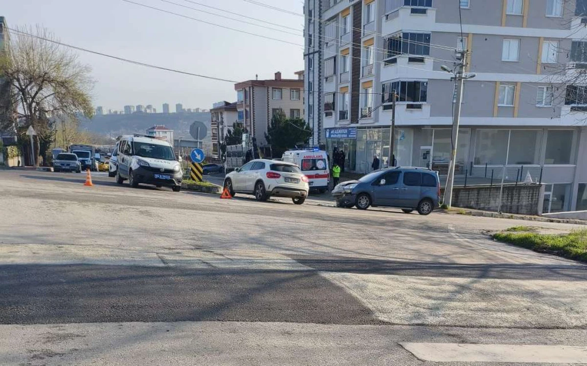 Samsun'da otomobil ile hafif ticari ara&ccedil; &ccedil;arpıştı; 3 yaralı