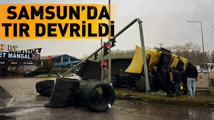 Samsun'da TIR aydınlatma direğine &ccedil;arpıp, devrildi; 1 yaralı
