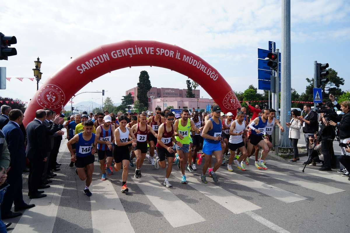 Samsun'da Uluslararası 19 Mayıs Yarı Maratonu başladı