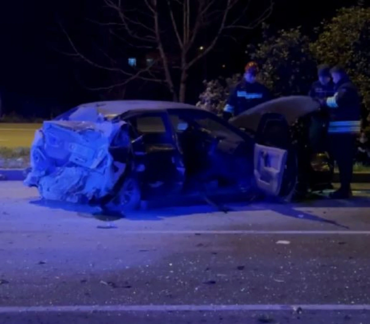 Samsun'da yoldan &ccedil;ıkıp karşı şeride ge&ccedil;en otomobil ile TIR &ccedil;arpıştı; 2 yaralı