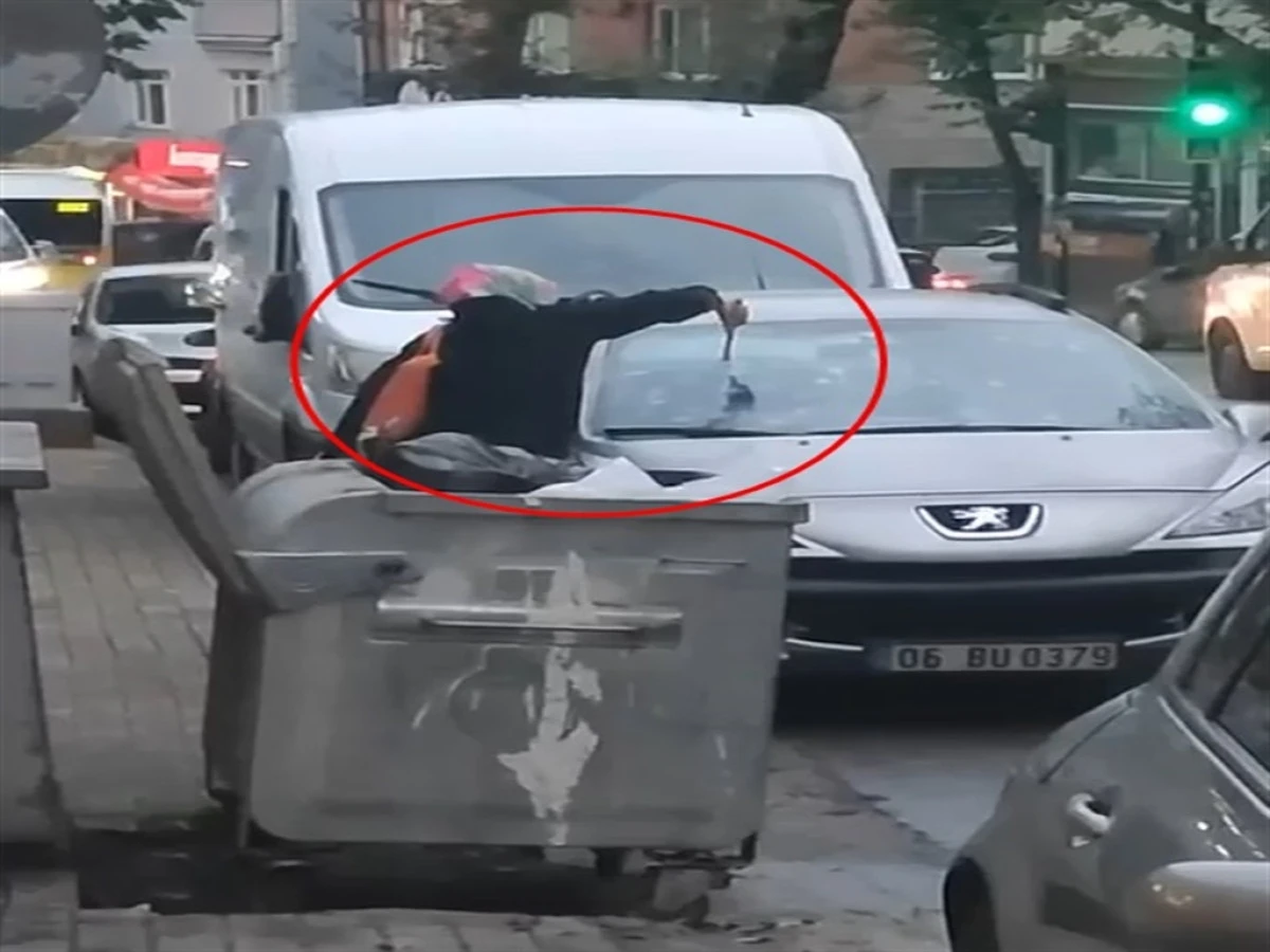 Tartıştığı kocasının otomobiline &ccedil;eki&ccedil;le zarar verdi