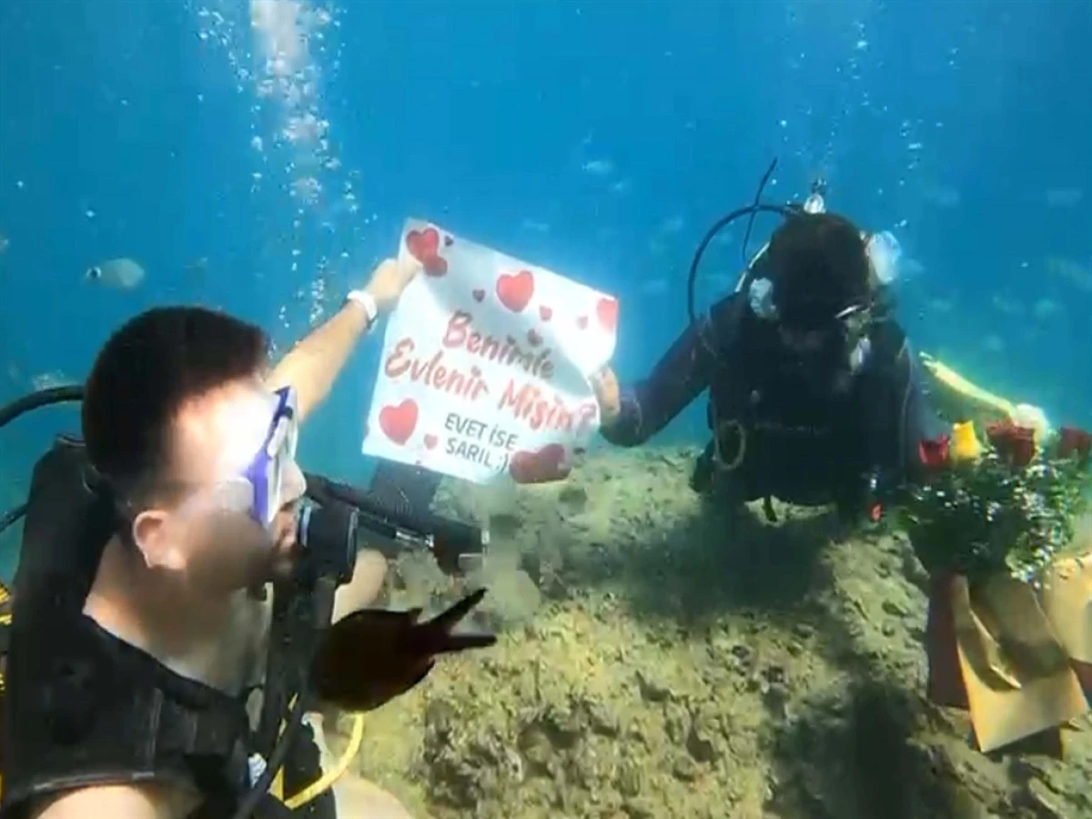 Tüplü Dalışta Unutulmaz Teklif: Ezgi Uysal Deniz Altında “Evet” Dedi!