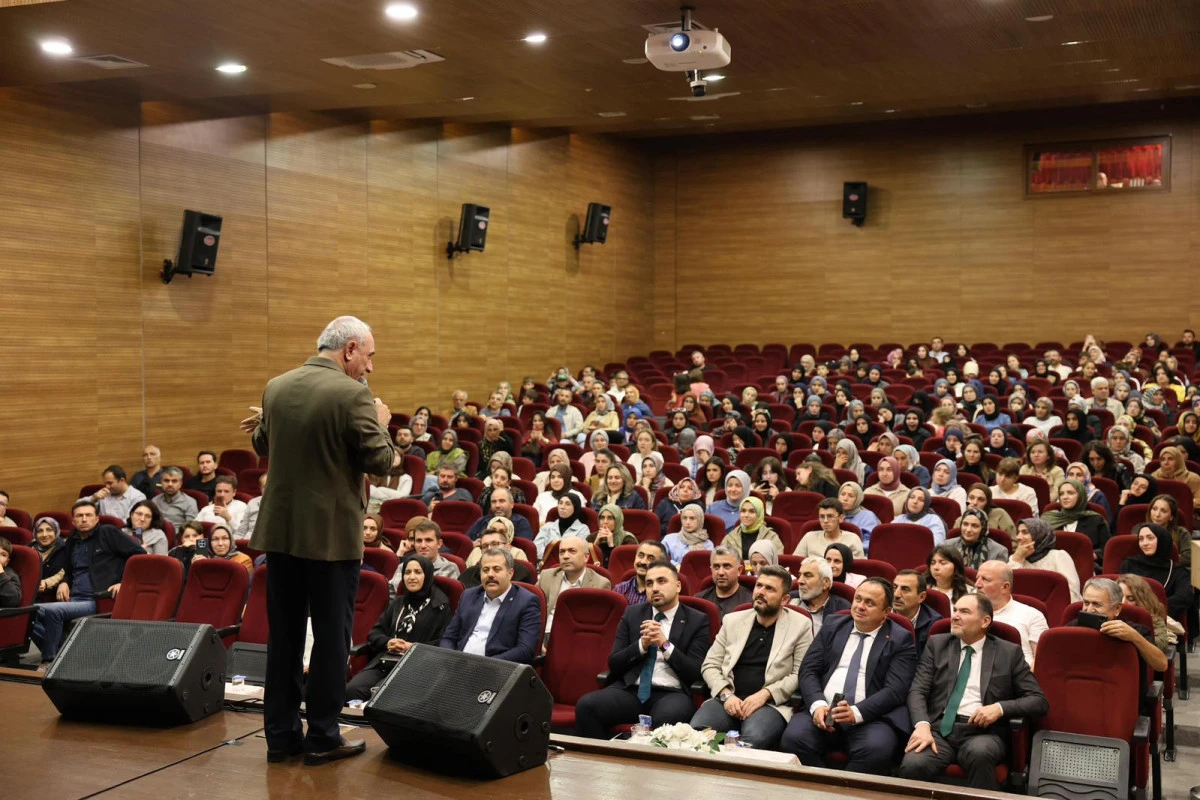 Vezirköprü Kitap Günleri’nde Prof. Dr. Nurullah Genç Söyleşisi Büyük İlgi Gördü