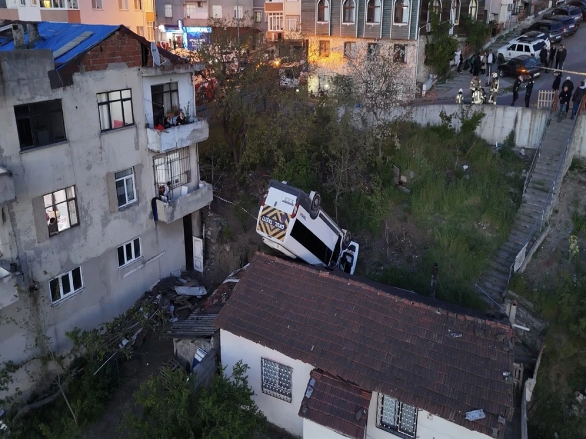 &ldquo;Yokuşta Kontrol Kayboldu! Okul Servisi &Ccedil;atıya U&ccedil;tu: Şof&ouml;r Hayatını Kaybetti&rdquo;
